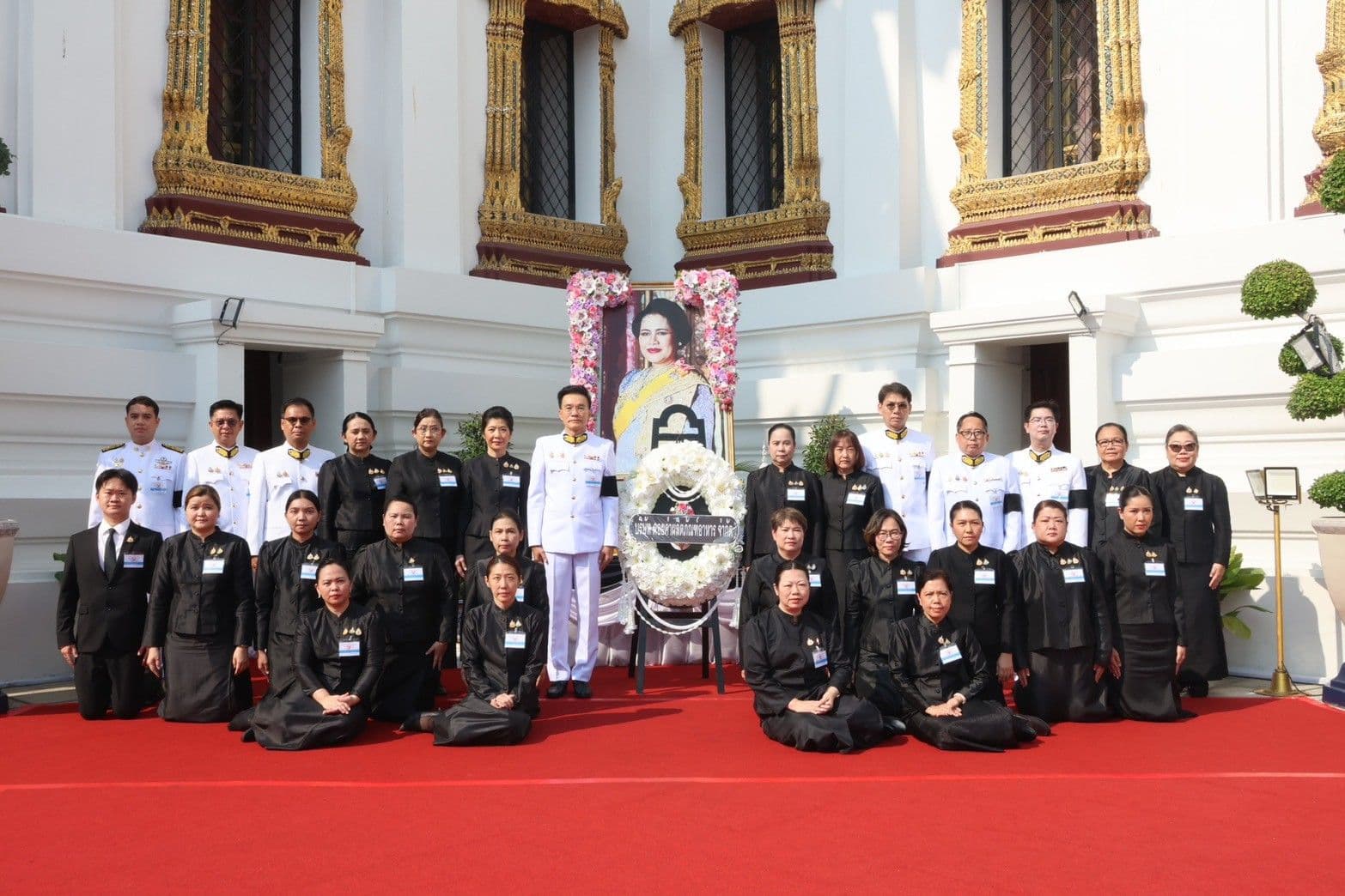ดอยคำ ร่วมเป็นเจ้าภาพบำเพ็ญกุศล และถวายพวงมาลาถวายบังคมพระบรมศพ