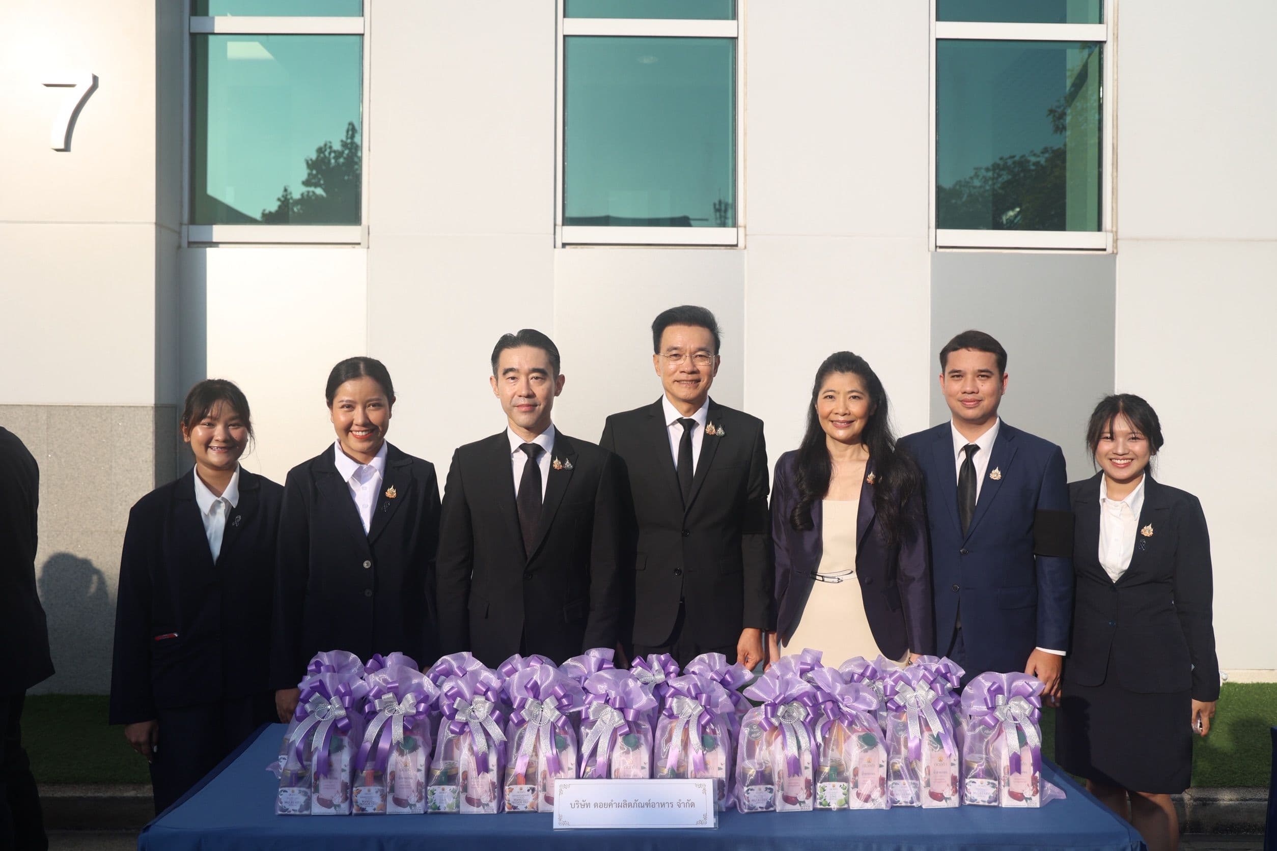 ดอยคำ จัดกิจกรรมทำบุญตักบาตร เนื่องในโอกาสมหามงคลเฉลิมพระชนมพรรษา 4 รอบ สมเด็จพระนางเจ้าสุทิดา พัชรสุธาพิมลลักษณ พระบรมราชินี